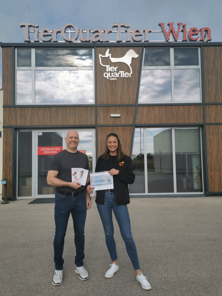 Spendenübergabe vor dem TierQuarTier Wien mit Anna Hofstätter